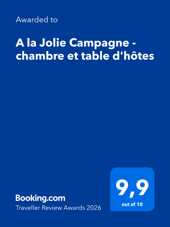Badge Booking.com Traveller Review Awards 2026 attribué à À la Jolie Campagne – chambre et table d’hôtes, avec une note de 9,9 sur 10.