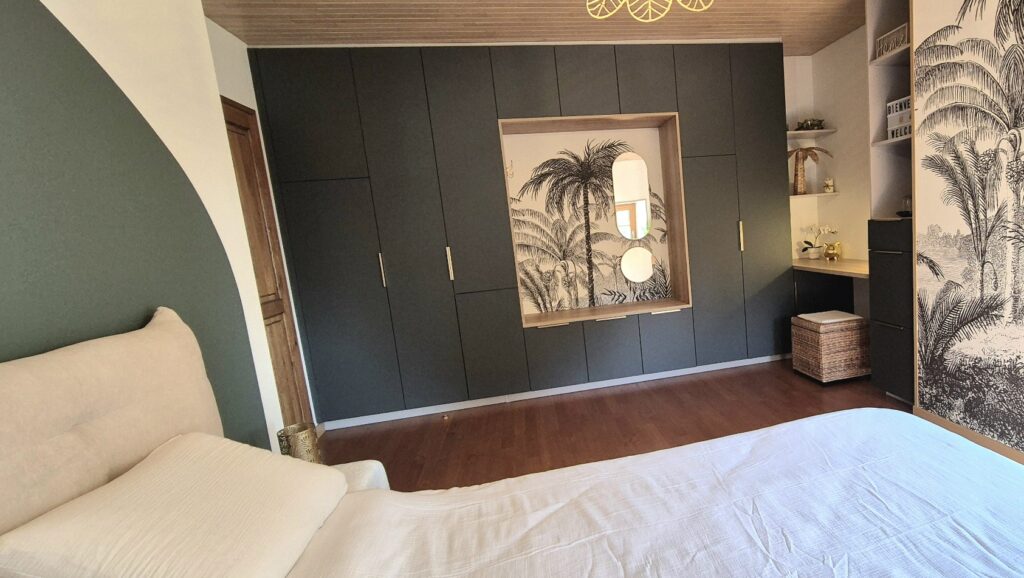 Chambre lumineuse avec grand lit, parquet en bois et décoration tropicale en noir et blanc