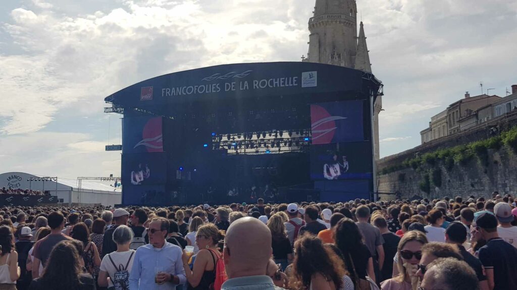 Vue de jour de la grande scène des Francofolies de La Rochelle face à une large foule de festivaliers