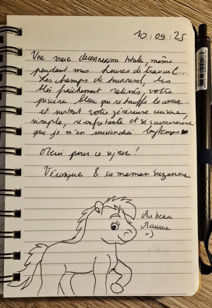 Une page manuscrite du livre d'or remerciant les hôtes pour la cuisine généreuse et le cadre apaisant, accompagné d'un dessin d'un petit poney