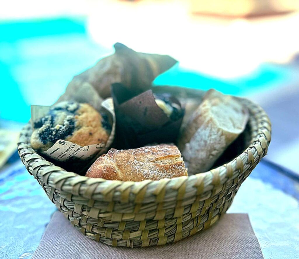 Panier de viennoiseries fraîches servi pour le petit-déjeuner des hôtes
