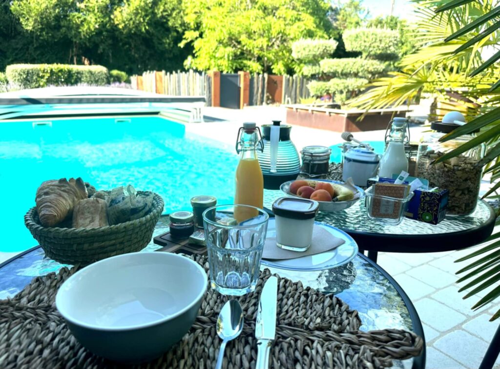 Petit déjeuner gourmand servi en extérieur au bord de la piscine