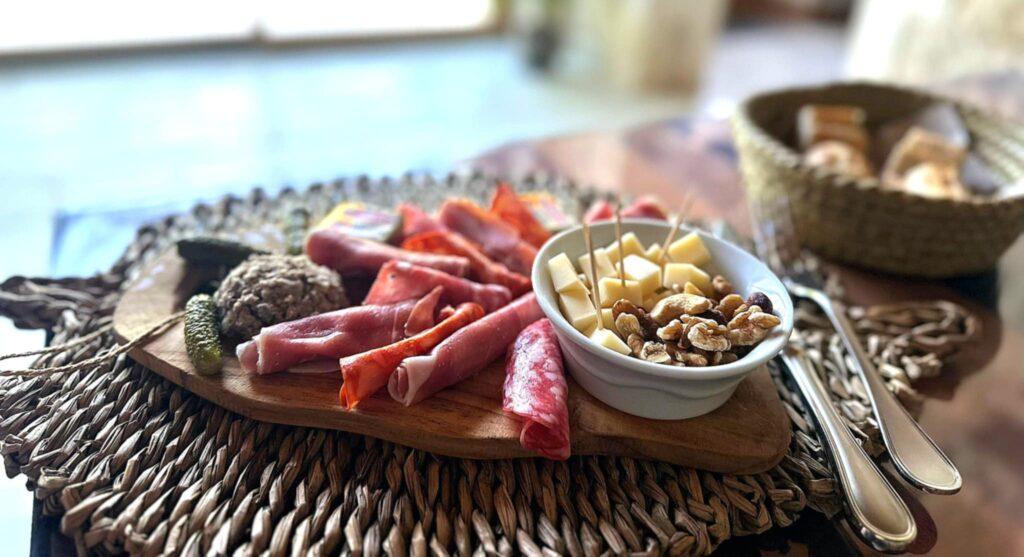 Planche apéritive avec charcuterie, fromage et produits locaux à partager