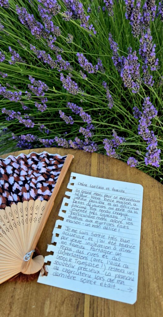 Mot de remerciement d’une cliente dans le jardin de la chambre d’hôtes à la Jolie Campagne, avec lavande et éventail