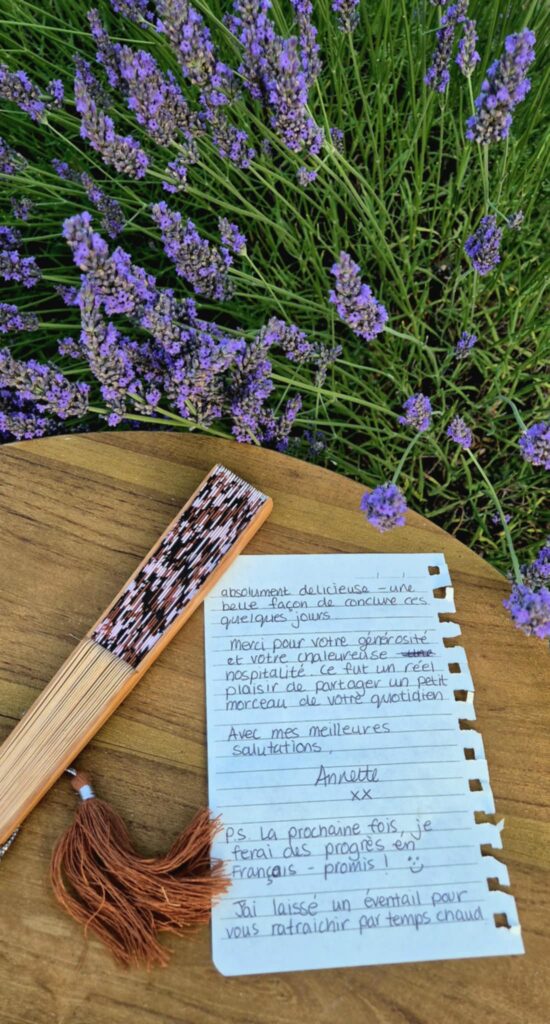 Mot de remerciement d’une cliente dans le jardin de la chambre d’hôtes à la Jolie Campagne, avec lavande et éventail