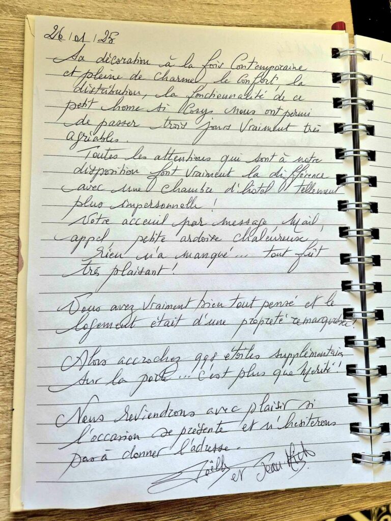 Page d'un livre d'or avec un long message de remerciement manuscrit louant le confort, la décoration contemporaine et la propreté du logement